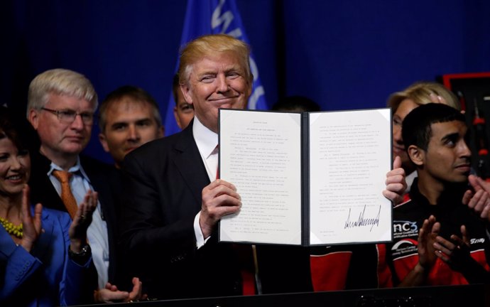 Donald Trump firma una orden ejecutiva