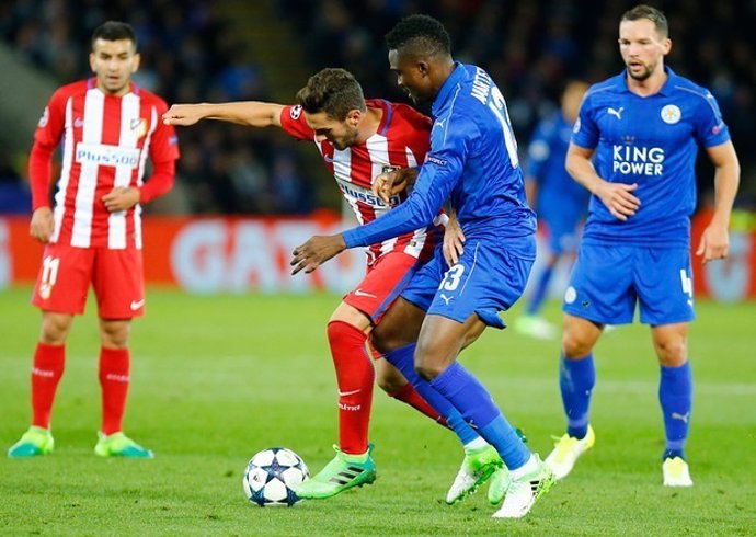 Koke pelea un balón con Ndidi en el Leicester City-Atlético