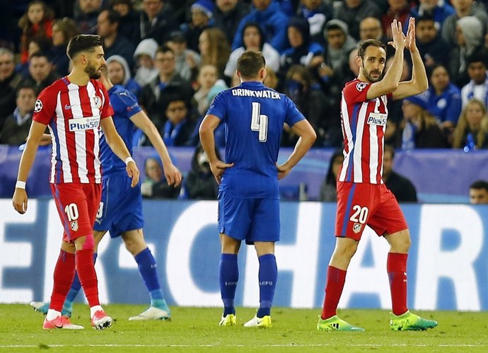 Juanfran Torres abandona el campo en el Leicester-Atlético
