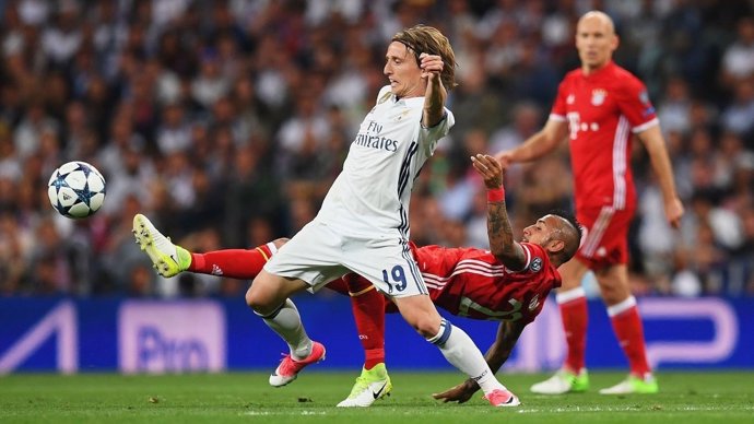 Vidal pugna un balón con Modric en el Real Madrid-Bayern