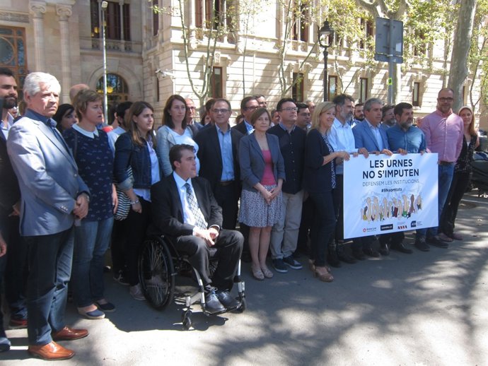 C.Forcadell, entidades soberanistas y diputados apoyan imputados 9N