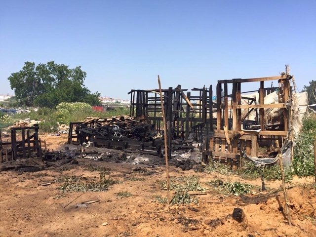 Imagen del incendio en el asentamiento de Lepe (Huelva). 