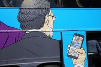 El 'tramabús' de Podemos circula frente la sede del Canal Isabel II en plena operación de la UCO