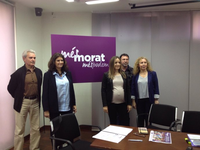 Meco junto al resto de miembros de la candidatura de 'Més morat, més Podem'