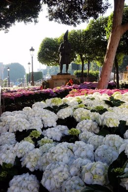 Imagen de uno de los parques con esculturas florales y jardines verticales