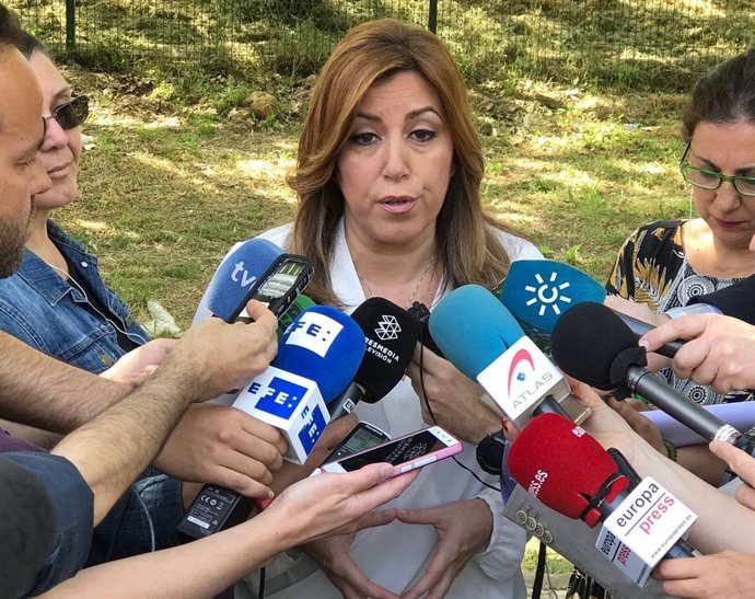 Susana Díaz con periodistas antes de visitar un centro de servicios sociales