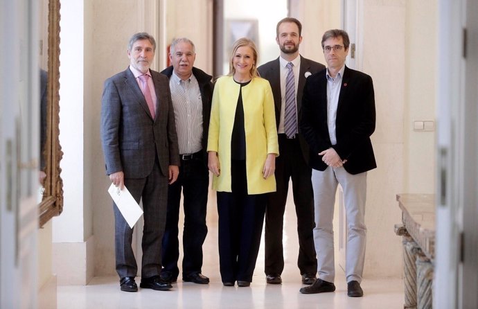 Cristina Cifuentes con los sindicatos