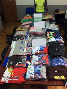 La Guardia Civil interviene ropa falsificada en la eria de Lalin