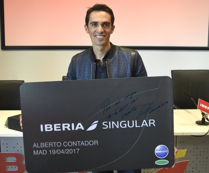 Alberto Contador recibe la tarjeta Iberia Singular