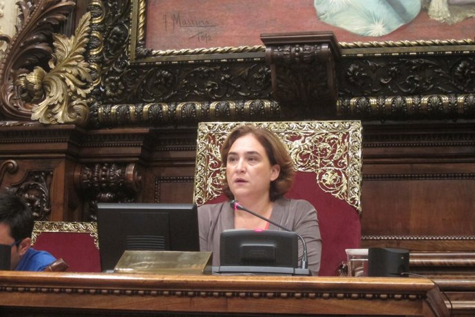 L'alcaldessa  Ada Colau presidint el ple de Barcelona