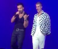 VÍDEO: Luis Fonsi y (un desganado) Justin Bieber 'cantan' Despacito en concierto en Puerto Rico