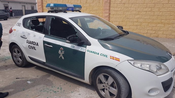 Coche de la Guardia Civil con cristal roto