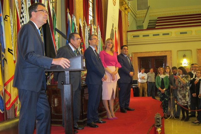 Alcalde presenta Don Pez y Doña Sardina en Salón Plenos                       