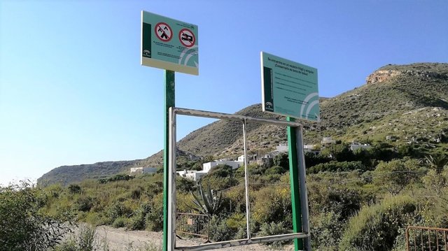 Señales de aparcamiento en Cabo de Gata