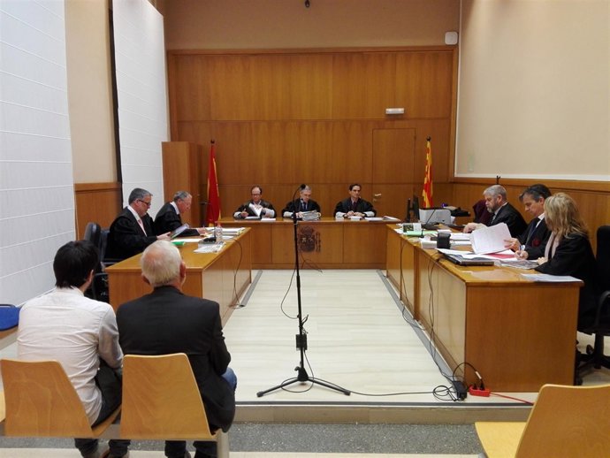 Juicio a un exsacerdote y su hijo acusados de estafar a una anciana