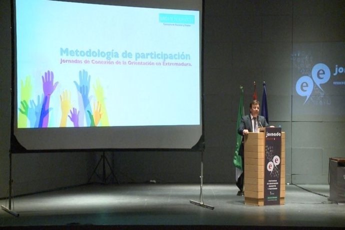 Fernández Vara en acto de Educación y Empleo