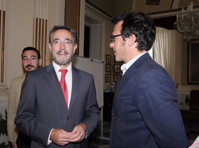 Felipe López, consejero de Vivienda, con el alcalde de Cádiz
