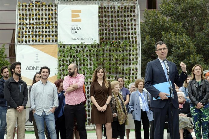 Imagen de la presentación del jardín vertical en la plaza Europa