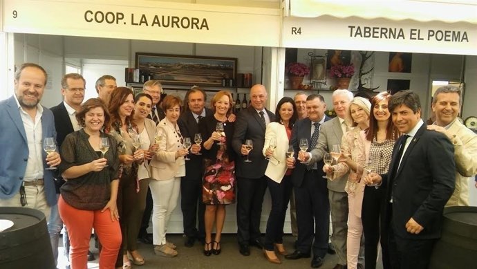 Antonio Ruiz y Carmen Ortiz (centro), junto a otras autoridades, en la Cata