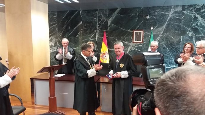 Juan Carlos Aparicio recibe el reconocimiento de manos de Del Río