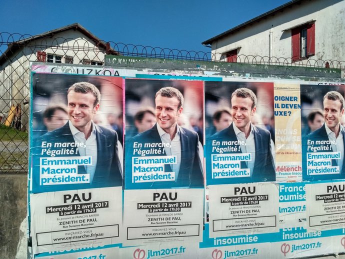 El candidato francés Emmanuel Macron en un cartel