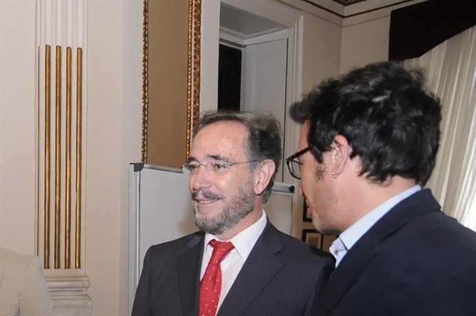 Felipe López, consejero de Fomento y Vivienda, se reúne con el alcalde de Cádiz