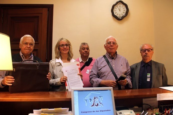 Mercè Perea (PSOE), con representantes de UGT en el Congreso