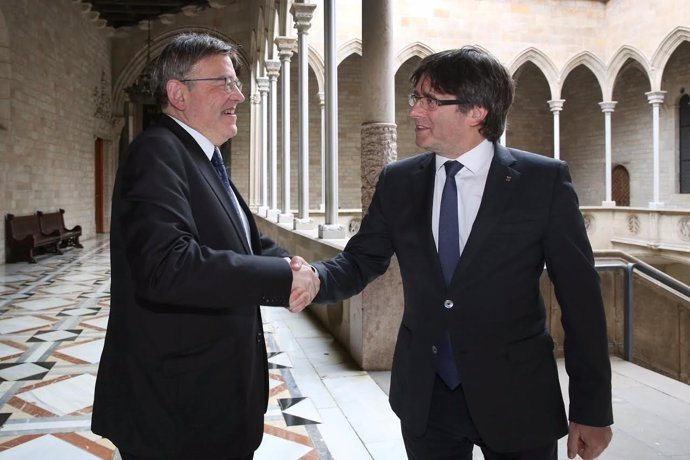 El presidente valenciano X.Puig y el presidente catalán C.Puigdemont.