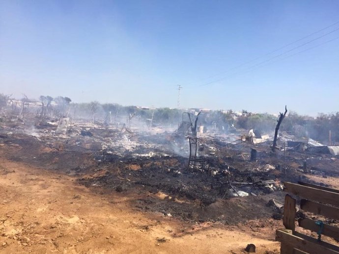 Incendio en un asentamiento chabolista en Lepe (Huelva). 