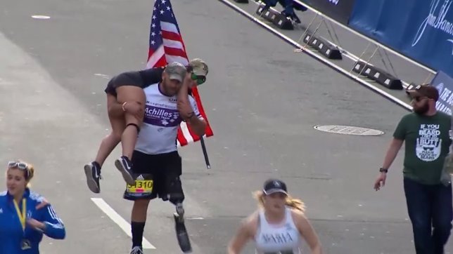 Así entró en la meta de la maratón de Bostón un veterano americano con una piern