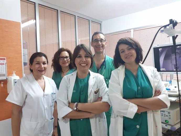 Parte del equipo que realiza las ecoendoscopias en hospitales de Huelva.
