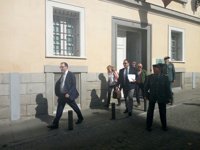 El juez Eloy Velasco abandona la Consejería de Presidencia tras tomar declaración a Garrido durante una hora