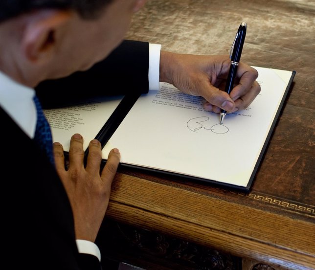Barack Obama escribe en el Despacho Oval
