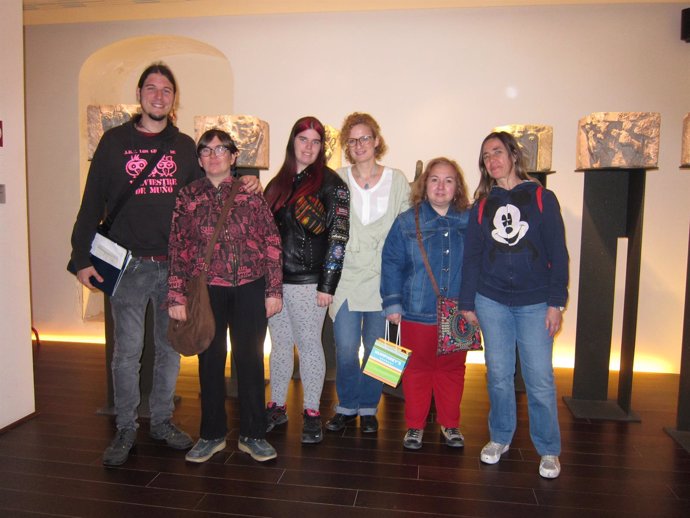 El grupo de Plena Inclusión Aragón junto a Pilar Muniesa en Alma Mater Museum