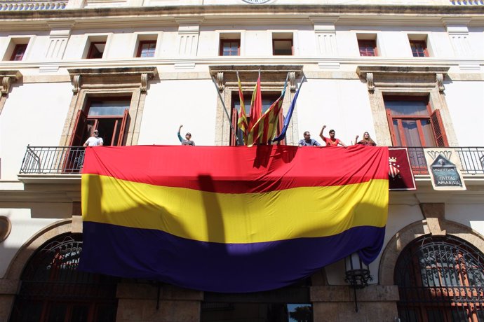 Bancera republicana en el Ayuntamiento de Sagunto