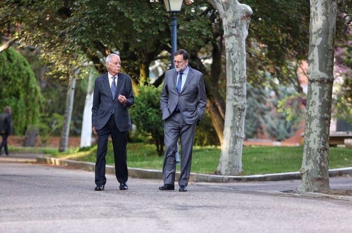 Mariano Rajoy y Eduardo Mendoza en La Moncloa
