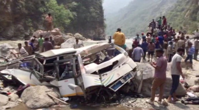 Mueren 45 personas tras caer a un río un autobús en el norte de India