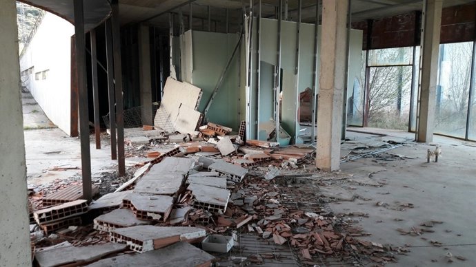 Estado de abandono del polideportivo de Sojuela 