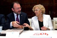 Carmena entrega las llaves del palacete de Alberto Aguilera, donde se instalará la futura Casa de México