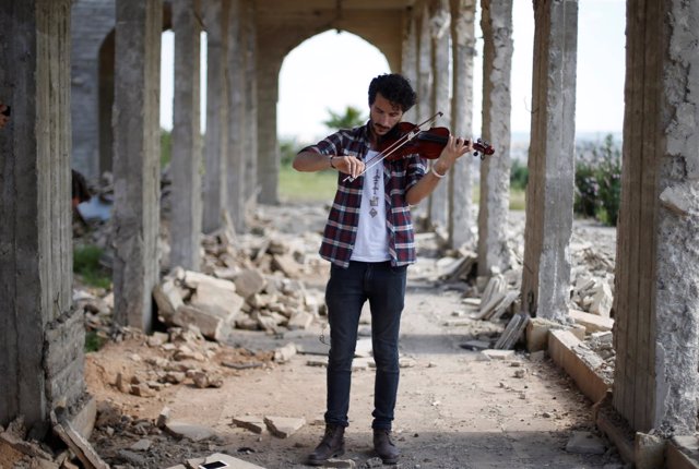 Ameen Mukdad, un violinista iraquí tocando en Mosul