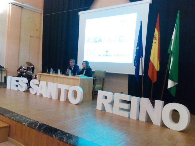 Ortega (i) en las actividades del programa Recapacicla.