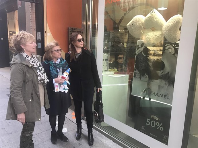 La concejala revisa uno de los escaparates