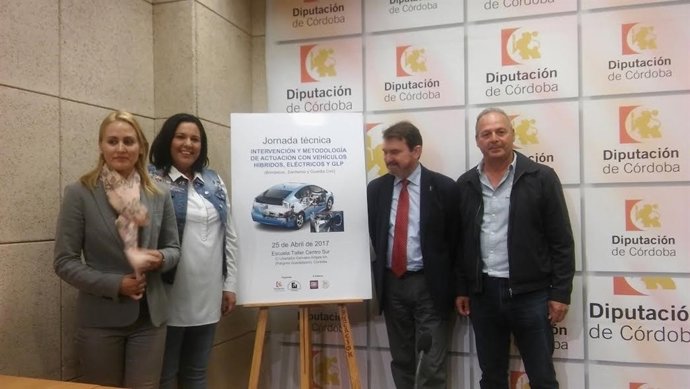 Amo (centro) durante la presentación de las jornadas