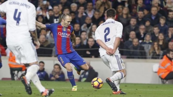 Iniesta y Carvajal en el Clásico