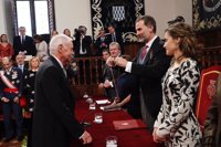 El Rey ensalza la obra "cervantina" de Mendoza, en la que conviven el castellano y el catalán como "algo natural"