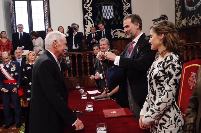 El Rey entrega el Premio Cervantes a Eduardo Mendoza