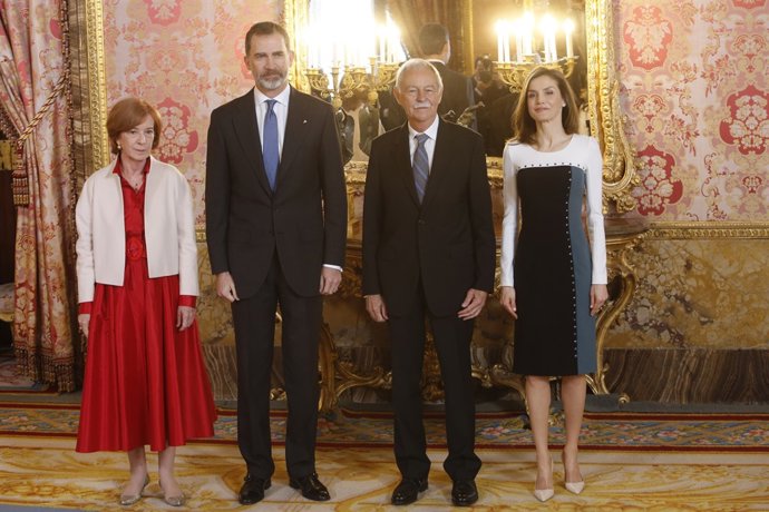 Els reis Felip i Letícia amb Eduardo Mendoza/ Europa Press Reportatges