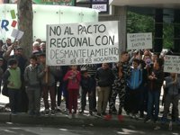 Vecinos de la Cañada Real Galiana se manifiestan frente a la Asamblea contra el pacto regional