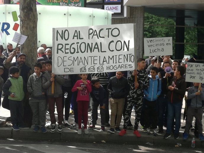 Vecinos de Cañada Real durante la protesta
