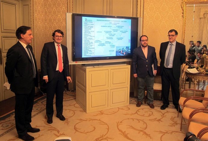 Mañueco  junto a concejales y responsables de las actuaciones                   